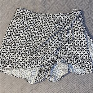 Urban outfitters black and white shorts/sqort